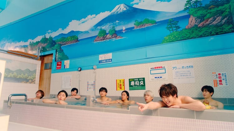 「三ツ矢サイダーレモラ」新CM「8人で銭湯」編より。