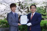 左から河合郁人、大村秀章愛知県知事。