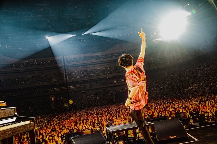 Official髭男dism「Official髭男dism one-man tour 2021-2022 -Editorial-」埼玉・さいたまスーパーアリーナ公演の様子。（Photo by "TAKAHIRO TAKINAMI"）