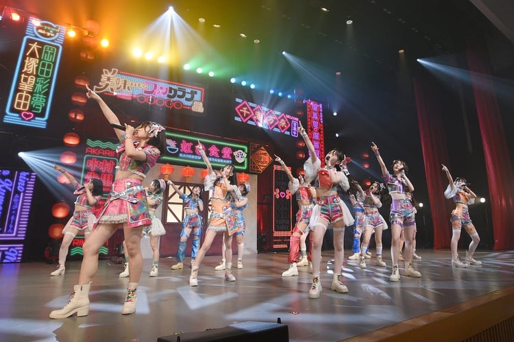 虹のコンキスタドール「全国美味いもの征服ツアー2022」初日公演の様子。