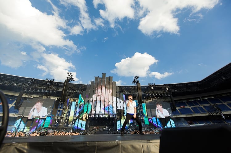 「Mr.Children 30th Anniversary Tour 半世紀へのエントランス」神奈川・日産スタジアム公演より。（撮影：樋口涼）