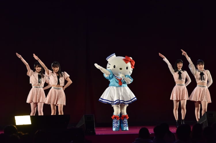 「ザ☆ピ～ス！」を披露するつばきファクトリーの4人とハローキティ。