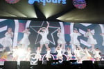 「Aqours 6th LoveLive! ～KU-RU-KU-RU Rock 'n' Roll TOUR～ ＜WINDY STAGE＞」の様子。