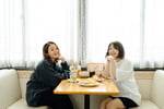 左から藤原さくら、日高七海。