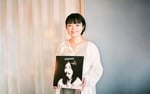 はっぴいえんどのアルバム「HOSONO HOUSE」を手にする高妍。