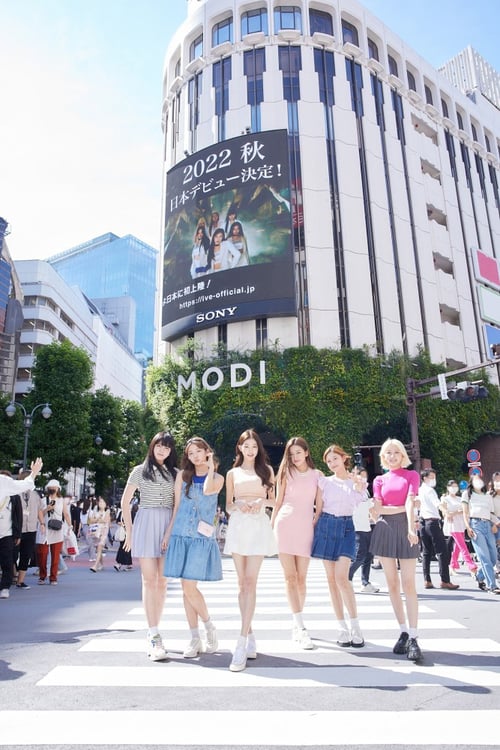 渋谷の街を訪れたIVE。