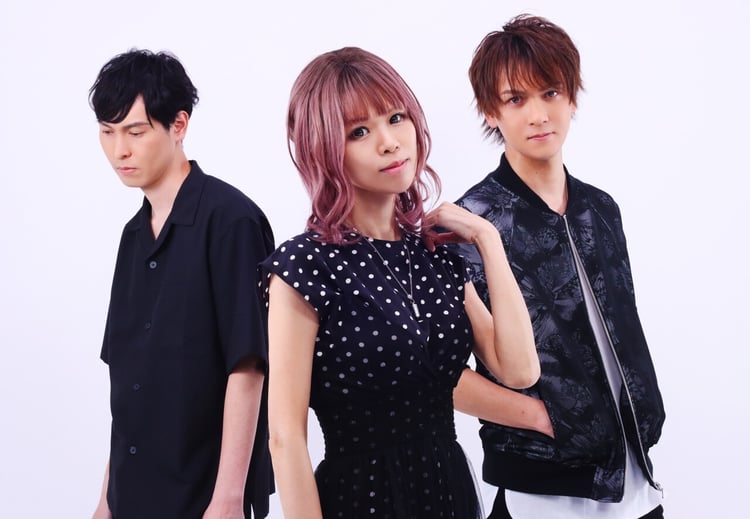 THE UNCROWNED。写真中央がSHAL（Vo）。