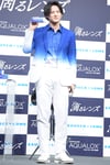 「ボシュロム アクアロックス ワンデー UV シン」のパッケージを持つ平野紫耀（King & Prince）。
