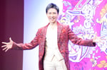 カメラにポーズを決める郷ひろみ。