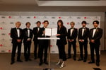 アメリカ・ロサンゼルスのユニバーサルミュージックグループ本社で行われた契約調印式の様子。
