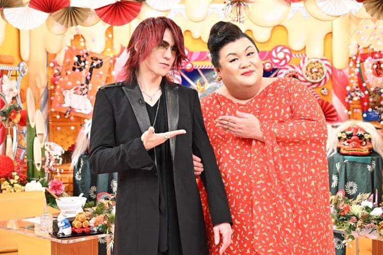 左からSUGIZO（LUNA SEA、X JAPAN、THE LAST ROCKSTARS）、マツコ・デラックス。(c)TBS