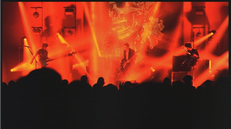The Birthday「LOVE ROCKETS」ライブ映像のワンシーン。