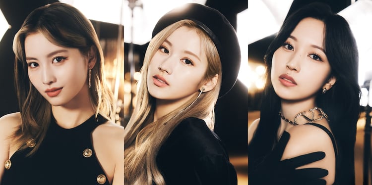 左からTWICEのMOMO、SANA、MINA。