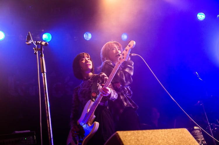 左からヒロミ・ヒロヒロ（B, Cho）、中嶋イッキュウ（Vo, G）。（Photo by kaoch）
