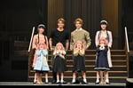 ミュージカル「SPY×FAMILY」初日会見の様子。前列左から池村碧彩、井澤美遥、福地美晴、増田梨沙、後列左から唯月ふうか、森崎ウィン、鈴木拡樹、佐々木美玲。