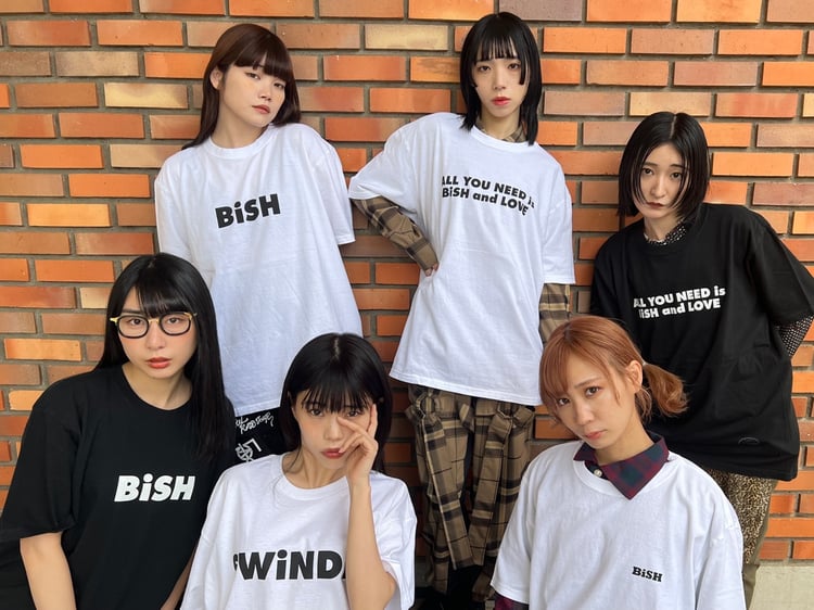 BiSH×TANGTANGコラボTシャツを着たBiSH。