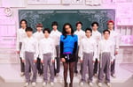 「0年0組 -アヴちゃんの教室-」の候補生とアヴちゃん（中央）。 (c)日本テレビ