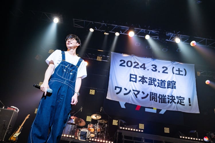アンコールで日本武道館ワンマンライブ開催を発表したオーイシマサヨシ。