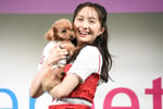 愛犬のピーチとフォトセッションに応じる百田夏菜子。