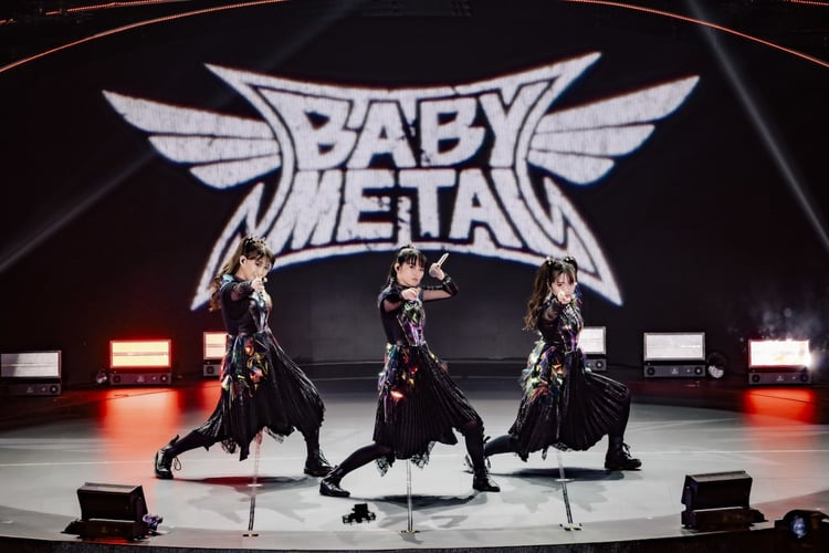 BABYMETAL。左からMOMOMETAL、SU-METAL、MOAMETAL。（4月2日公演）（Photo by Taku Fujii）