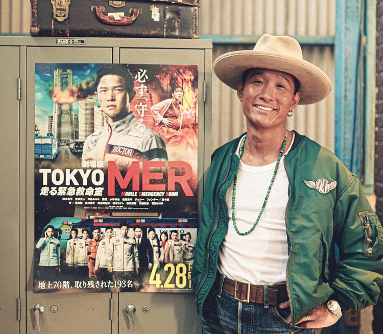 「劇場版 TOKYO MER～走る緊急救命室～」のポスターの横で微笑む平井大。