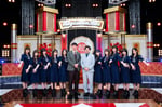 乃木坂46の5期生とオズワルド。(c)日本テレビ