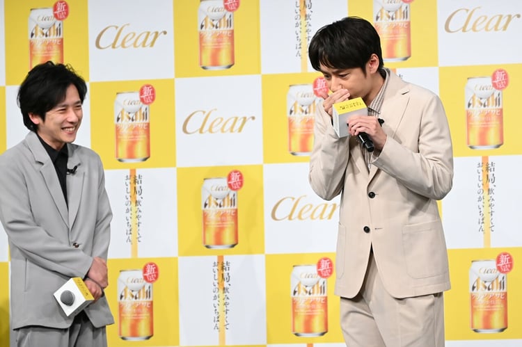 ビートボックスで「ごめんなさい」と遅刻を謝罪する中丸雄一（KAT-TUN / 右）と、彼を笑顔で見守る二宮和也（嵐 / 左）。