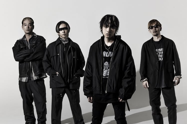 SPYAIRの新アーティスト写真。左からKENTA（Dr）、MOMIKEN（B）、YOSUKE（Vo）、UZ（G,Programming）。