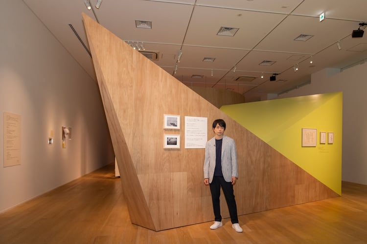 「未来への言葉展 SHO SAKURAI:WORDS FOR THE FUTURE」を巡る櫻井翔。