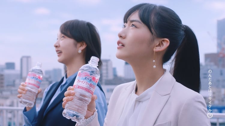 「サントリー天然水 ファイバー8000」のWeb CM「怪獣バイアフー襲来」編より。