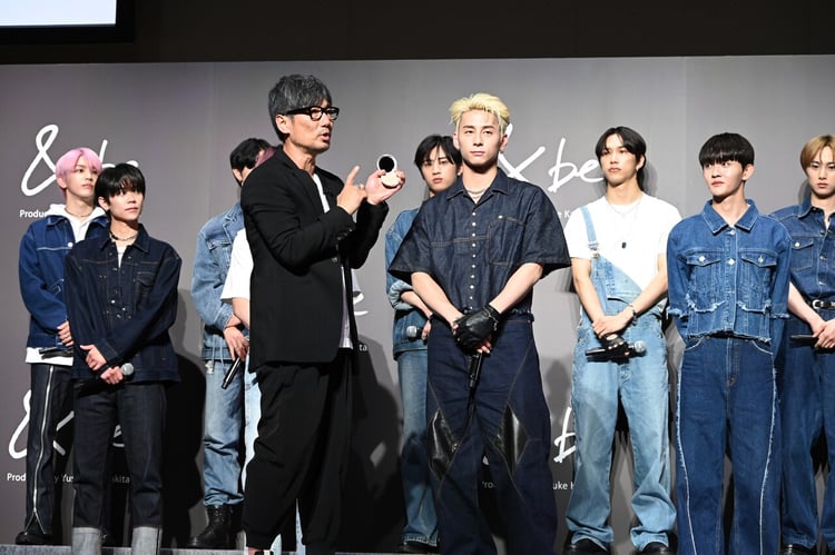 西洸人とともに“河北メイク”再現する河北裕介、それを見守るメンバーたち。