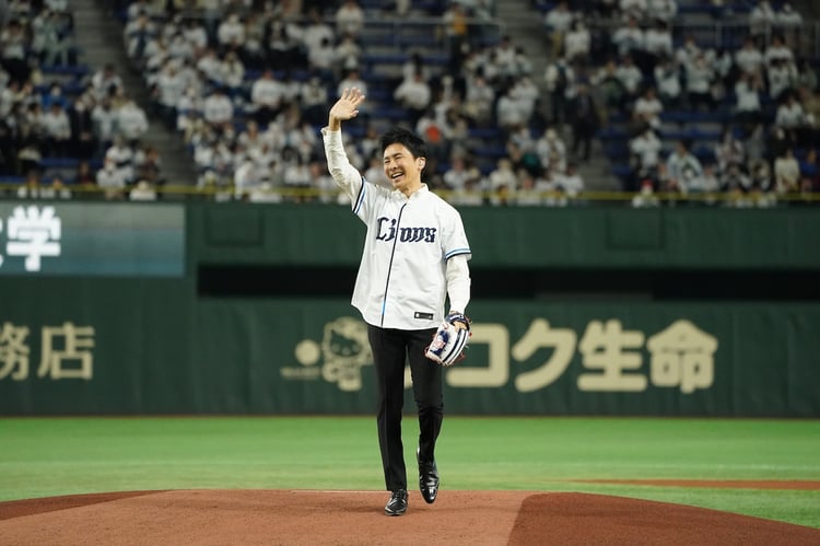 セレモニアルピッチを務める郷ひろみ。(c)SEIBU Lions