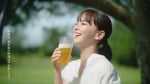 「淡麗グリーンラベル」の新テレビCM「半袖とグリーンラベル篇」より。