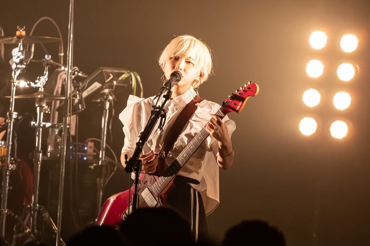 「Hakubi one-man tour 2023 -Eye to Eye-」大阪・BIGCAT公演より、片桐（Vo, G）。（撮影：翼、）