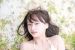 影山優佳（日向坂46）1st写真集「知らないことだらけ」特典クイズ（ポスト）カード（撮影：新津保建秀［扶桑社刊］）