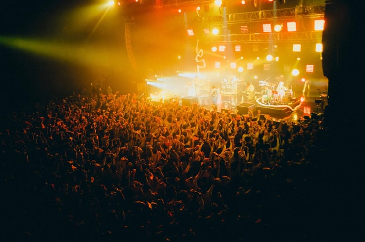 「PEOPLE 1 2022 AW TOUR “嘘だらけのPEOPLE 1” 再振替公演」の様子。（Photo by renzo masuda）