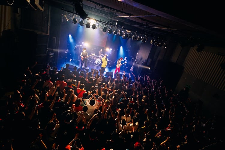 Chevonのライブの様子。（撮影：伊藤惇）