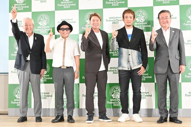 左から「八王子を盛り上げる会」会長の樫崎博氏、LITTLE（KICK THE CAN CREW）、ヒロミ、ファンキー加藤（FUNKY MONKEY BΛBY'S）、八王子市長の石森孝志氏。「八王子は一番」のポーズをとっている。