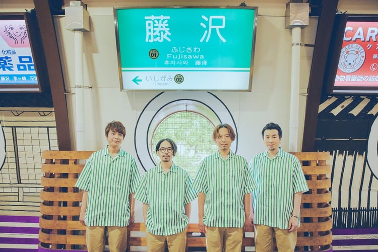 江ノ島電鉄の藤沢駅に現れたASIAN KUNG-FU GENERATION。