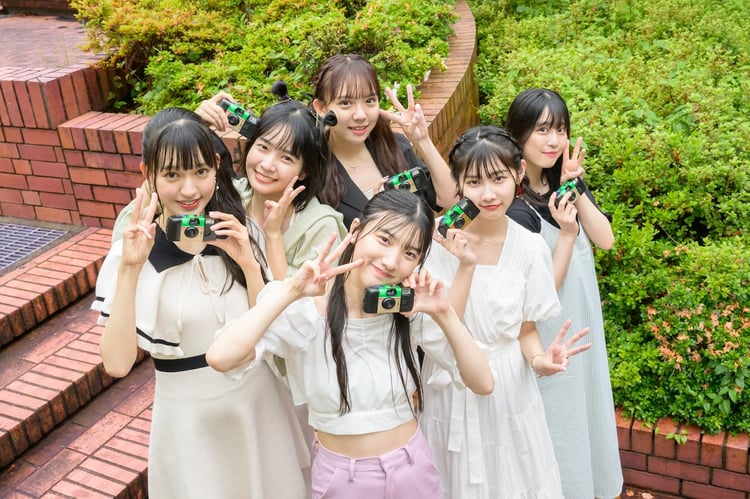 「写ルンです」を持つukka。