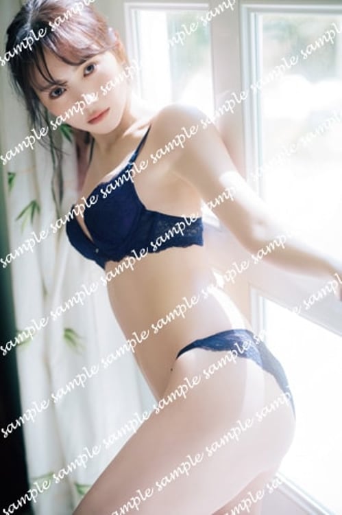 田村真佑（乃木坂46）1st写真集（タイトル未定）より、セブンネット特典ポスターの絵柄。（撮影：藤原宏［Pygmy Company］）
