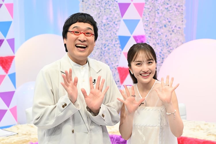 左から山里亮太（南海キャンディーズ）、百田夏菜子（ももいろクローバーZ）。(c)読売テレビ