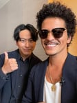 左から山下健二郎（三代目 J SOUL BROTHERS from EXILE TRIBE）、ブルーノ・マーズ。(c)日本テレビ