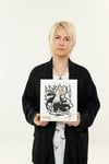 和久井健が描き下ろしたコラボイラストを持つHYDE。