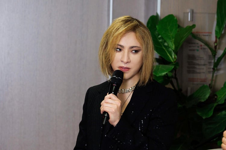 フランス・パリでサングラスをはずして話すYOSHIKI。