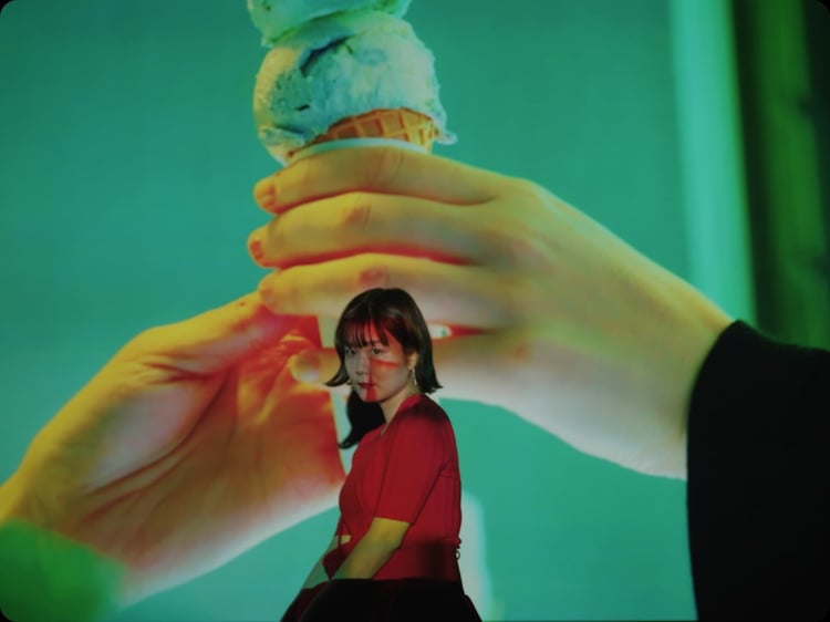 吉澤嘉代子「氷菓子」ミュージックビデオのサムネイル。