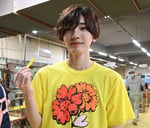 チョーク工場を見学する道枝駿佑（なにわ男子）。(c)日本テレビ