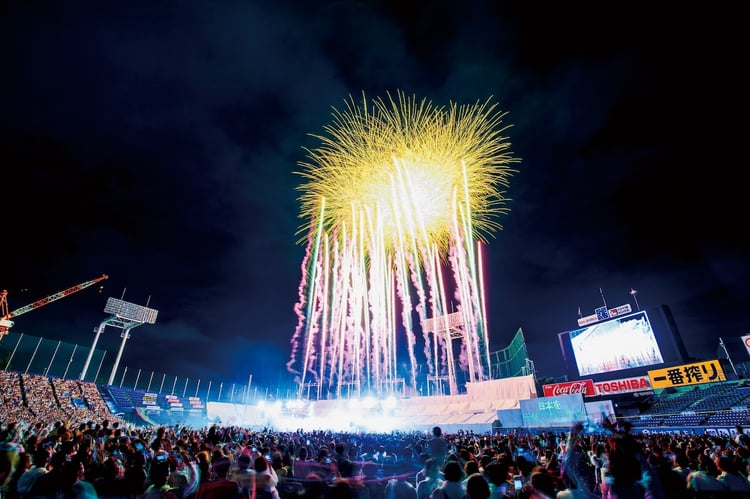 「神宮外苑花火大会」の花火 (c)日刊スポーツ新聞社