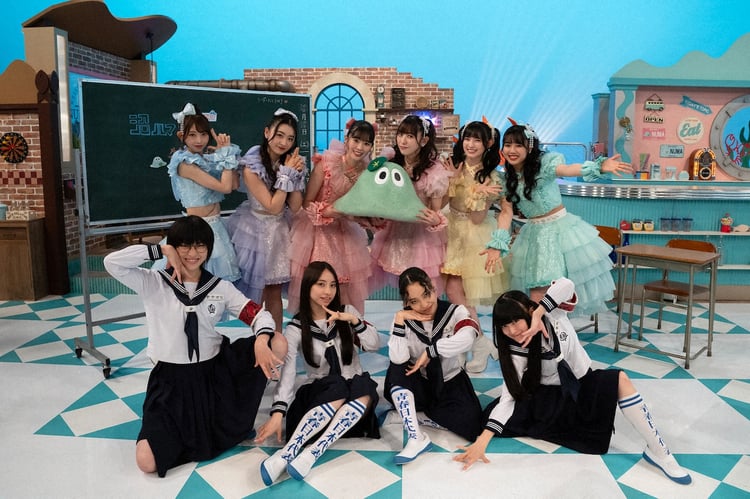 新しい学校のリーダーズ（前列）と超ときめき♡宣伝部（後列）。（写真提供：NHK）