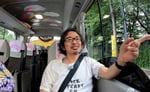 “ひむバス”に乗る奥田民生。(c)NHK
